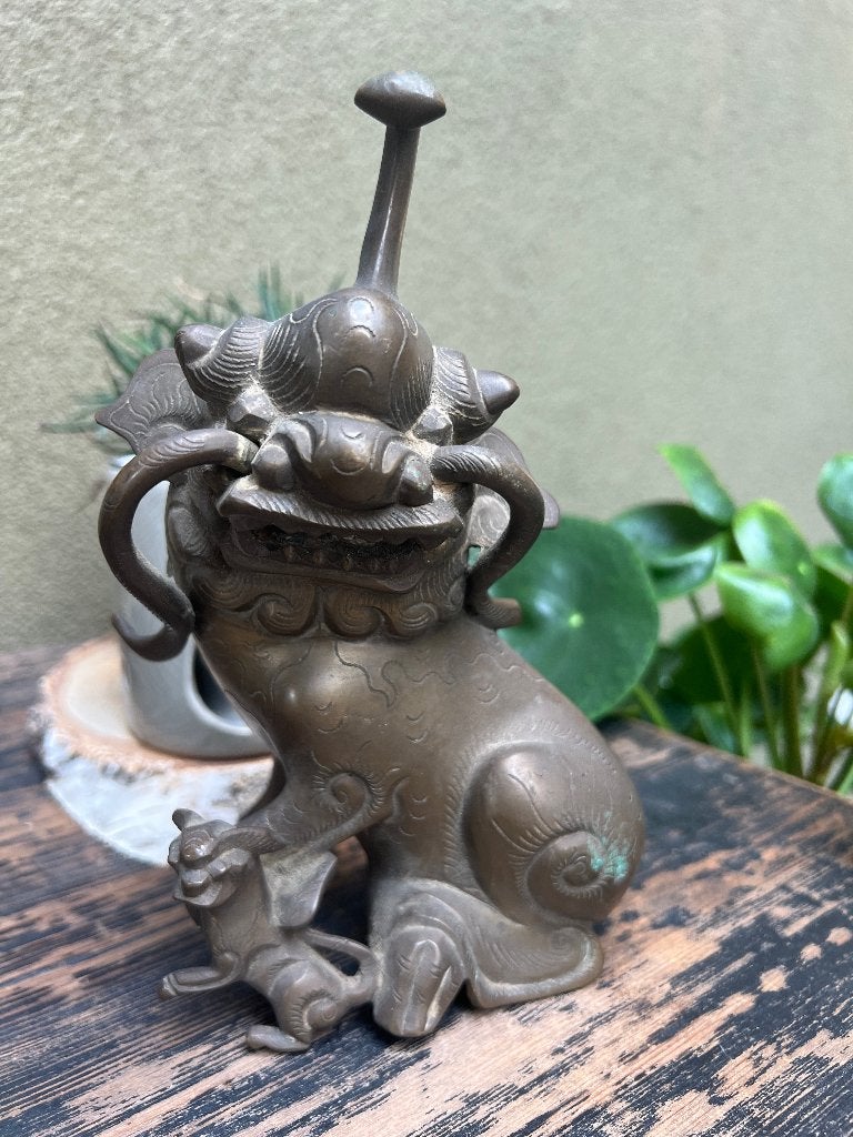 Chinees bronzen boeddhistische leeuw met jong qing, 20 cm, Ophalen of Verzenden, China, Beeld