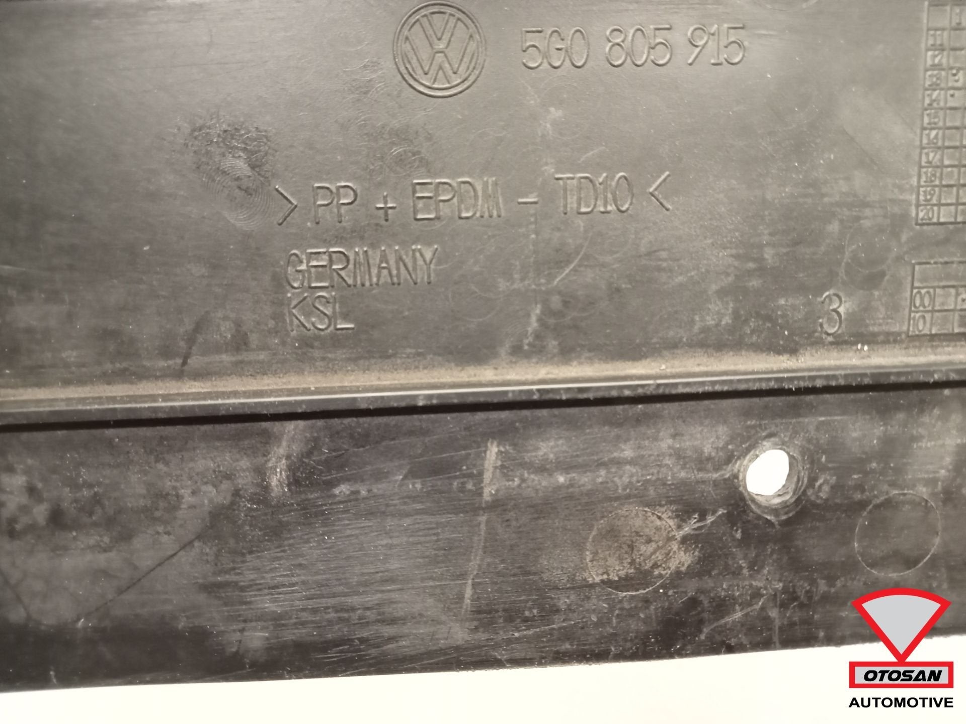 VW Golf 7 Voorbumper Onderplaat Onderlip 5G0805915, Gebruikt, Volkswagen, Volkswagen AG, Bumper