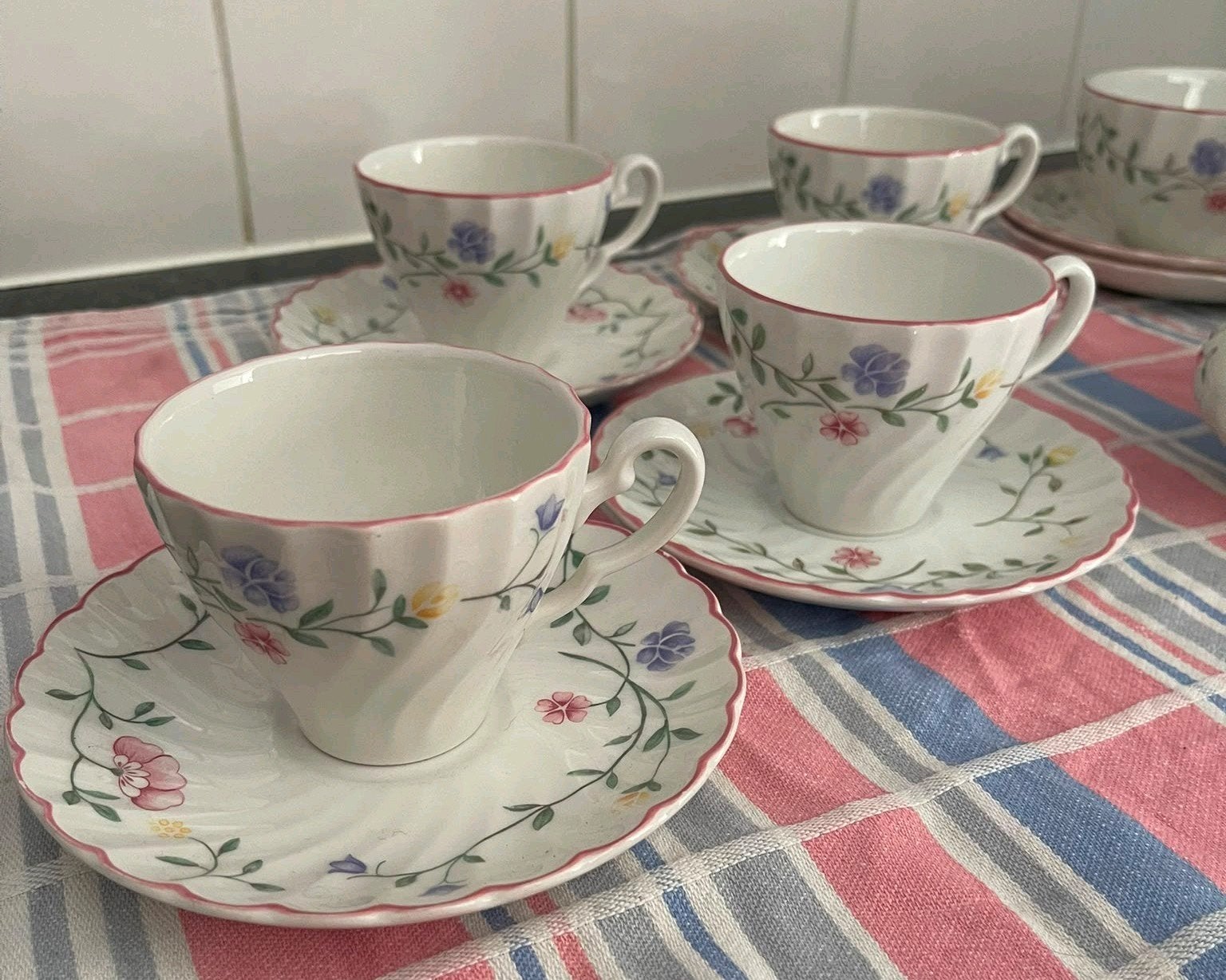 4 Kop & schotels Johnson Brothers Summer Chintz, Ophalen of Verzenden, Zo goed als nieuw, Overige stijlen, Kop(pen) en/of Schotel(s)