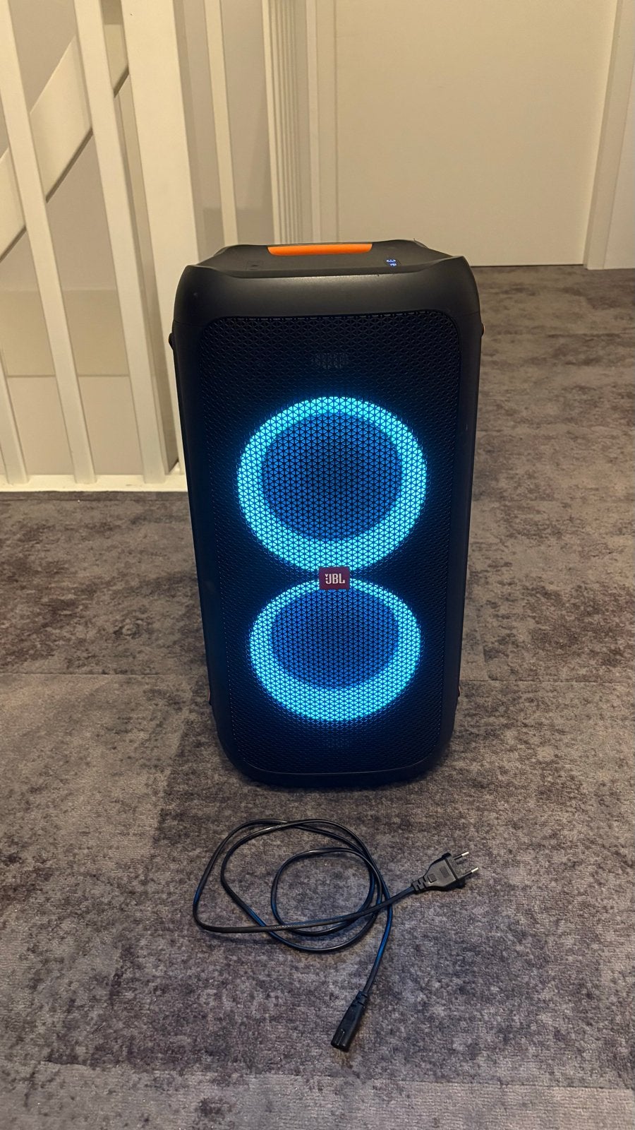 Foto 2 van JBL Partybox 100 met oplaadkabel - Krachtig geluid!