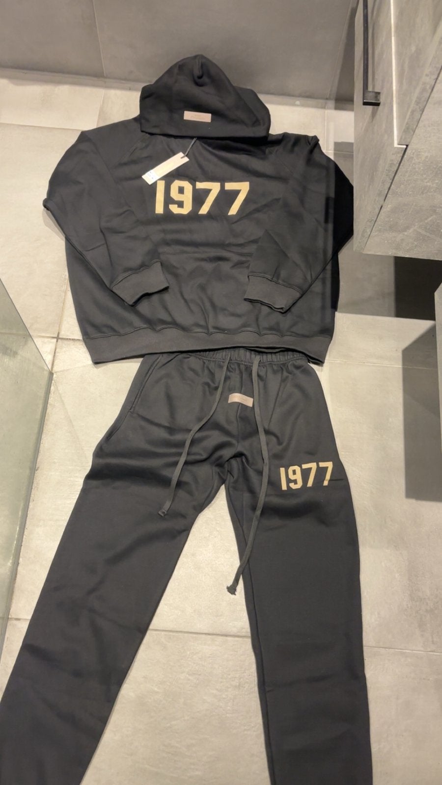 Essentials 1977 Zwart Trainingspak Maat M, Kleding | Heren, Ophalen of Verzenden, Nieuw