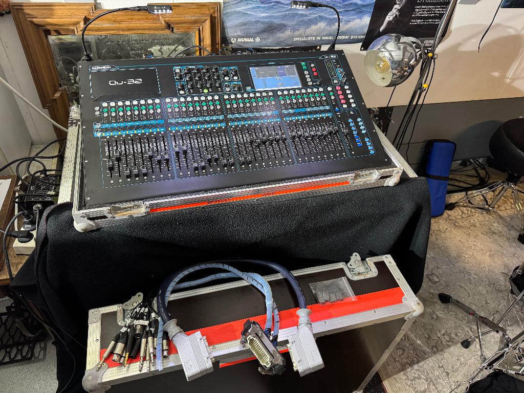 Allen & Heath QU-32 Mixer met Stagebox, Flightcase en meer, Ophalen, Zo goed als nieuw, 20 kanalen of meer, Microfooningang