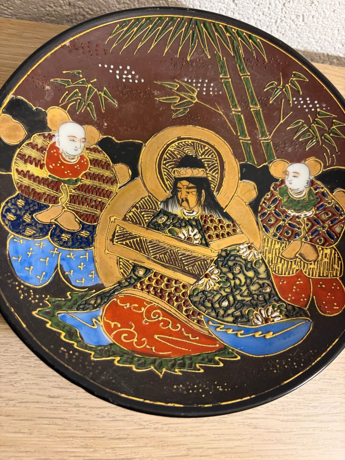 Antiek Japans decoratief bord met figuren en bamboe, Ophalen of Verzenden