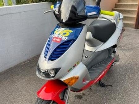 Gezocht: Aprilia SR50, Fietsen en Brommers, Ophalen of Verzenden