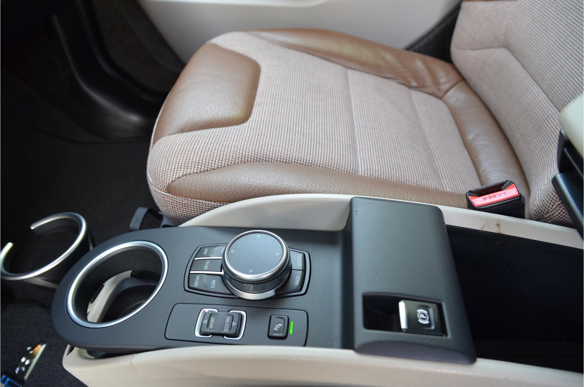BMW i3 S 120Ah 42 kWh Warmtepomp, AppleCarplay (bj 2021), Auto's, Automaat, Achterwielaandrijving, Gebruikt, Beige