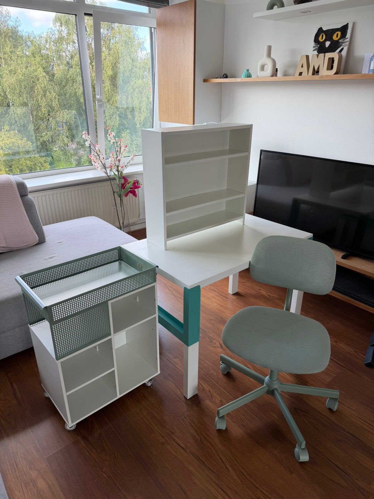 Child desk with chair and shelf unit, Ophalen of Verzenden, Zo goed als nieuw, IKEA, Wit