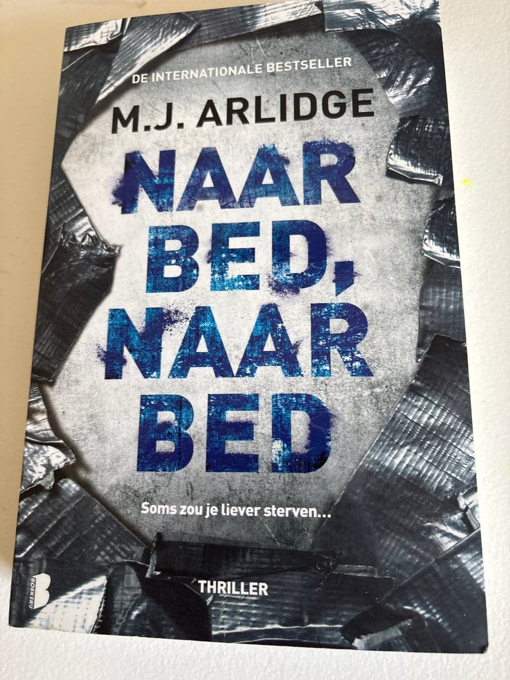 Naar Bed, Naar Bed - M.J. Arlidge (Thriller), Boeken, Ophalen of Verzenden, Zo goed als nieuw, Europa overig