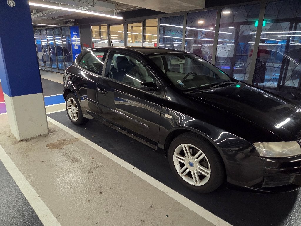 Fiat Stilo 2.4 20V 3DR Selespeed 2004 Zwart 158K APK 10/27, Auto's, Zwart, Stilo, Zwart, 1240 kg