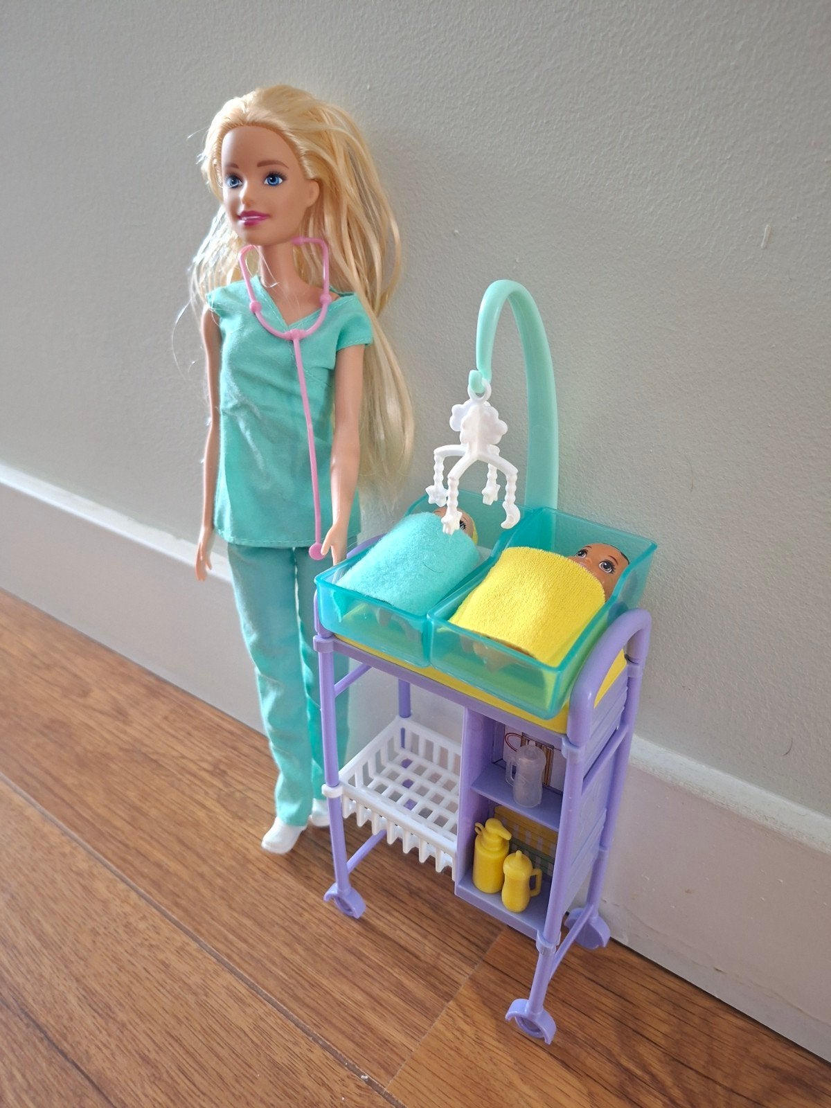 Barbie Verpleegster met Tweeling Babybedje Speelset, Kinderen en Baby's, Ophalen of Verzenden, Zo goed als nieuw, Barbie