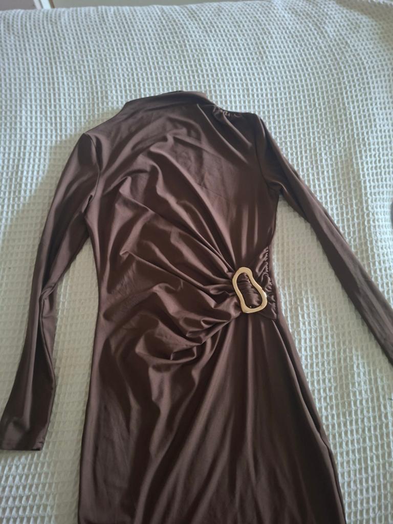 Bruine bodycon jurk met gouden knoop detail - Maat L, Verzenden