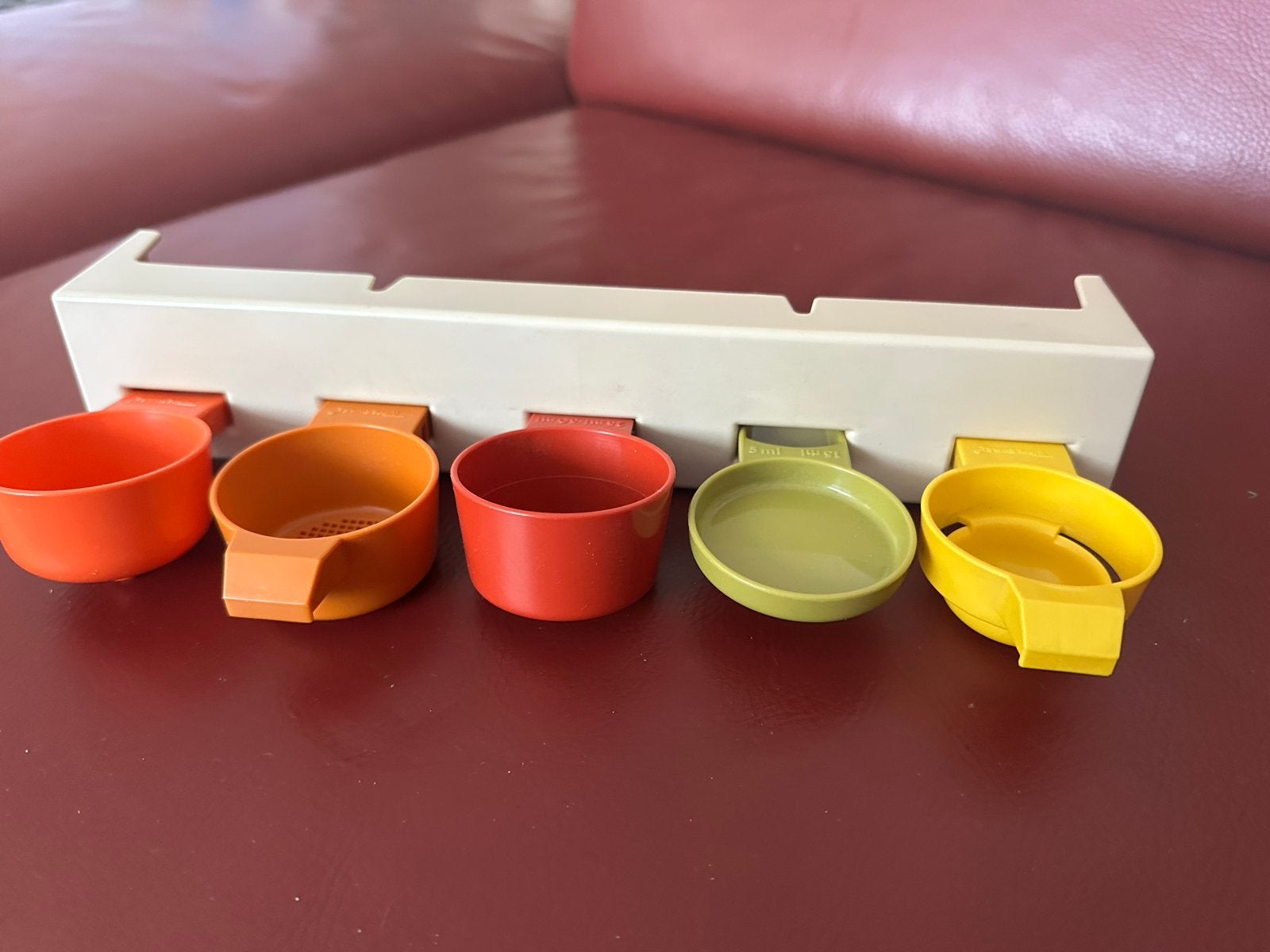 Vintage Tupperware rekje met maatbekers, zeefje en eiersnijd, Ophalen of Verzenden, Gebruikt, Oranje, Overige typen