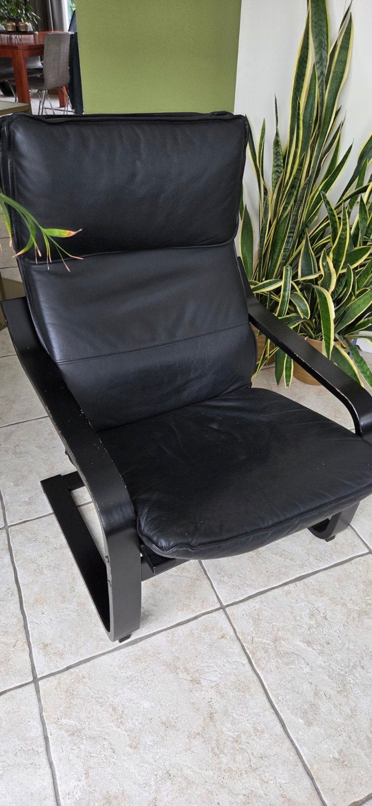 Ikea POÄNG fauteuil met zwart leer, Huis en Inrichting, Ophalen, Gebruikt, 75 tot 100 cm, Modern