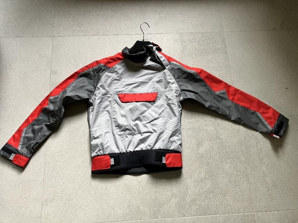 spray top / zeiljack grijs-rood Tribord maat 146/152, Wetsuit, Ophalen of Verzenden, Zo goed als nieuw, Tribord