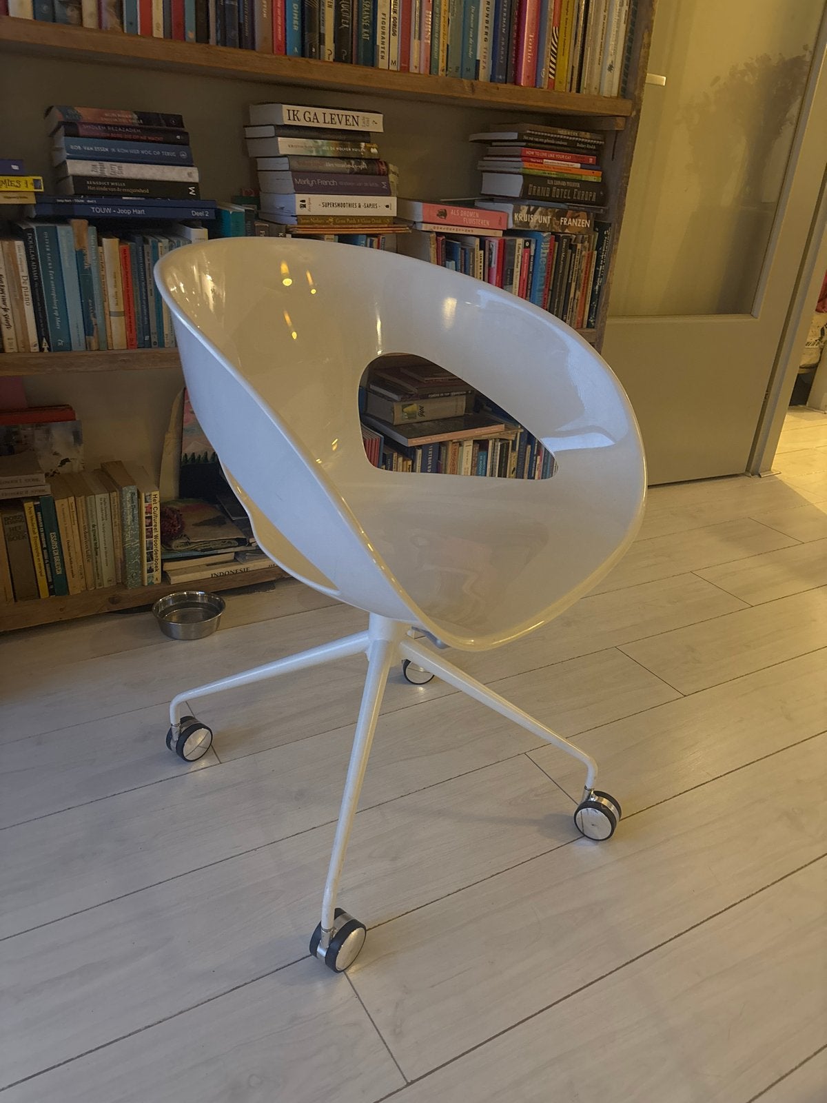 2 Moderne witte bureaustoellen met wieltjes, Ophalen, Kunststof, Gebruikt, Wit