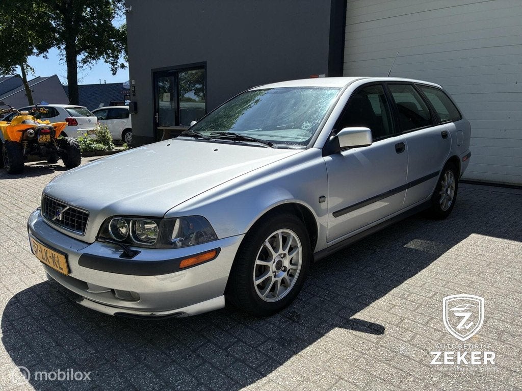 Volvo V40 2.0 Europa / LANGE APK / STOELVERWARMING / AIRCO, Voorwielaandrijving, 136 pk, Gebruikt, 1948 cc