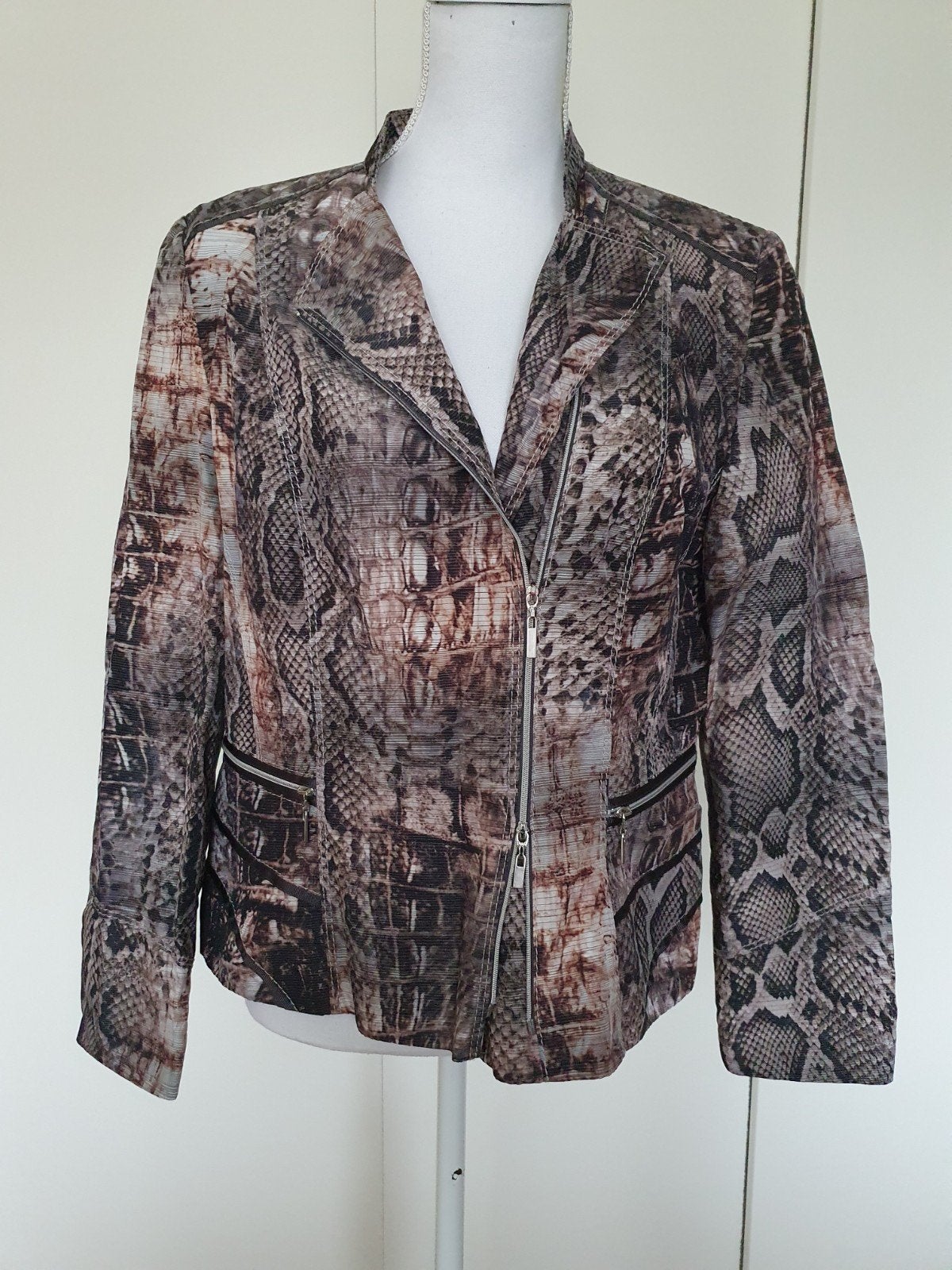 Gerry Weber slangenprint jasje maat 42. Grijs, bruin., Kleding | Dames, Jasjes, Kostuums en Pakken, Bruin, Maat 42/44 (L), Ophalen of Verzenden