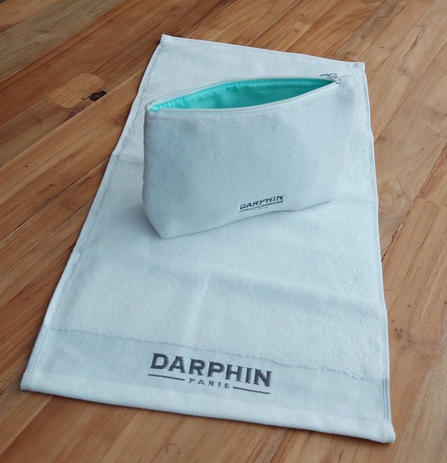 NIEUW! Darphin Paris handdoek voor gezicht + toilettas samen, Handdoek, Nieuw, Ophalen of Verzenden, Wit