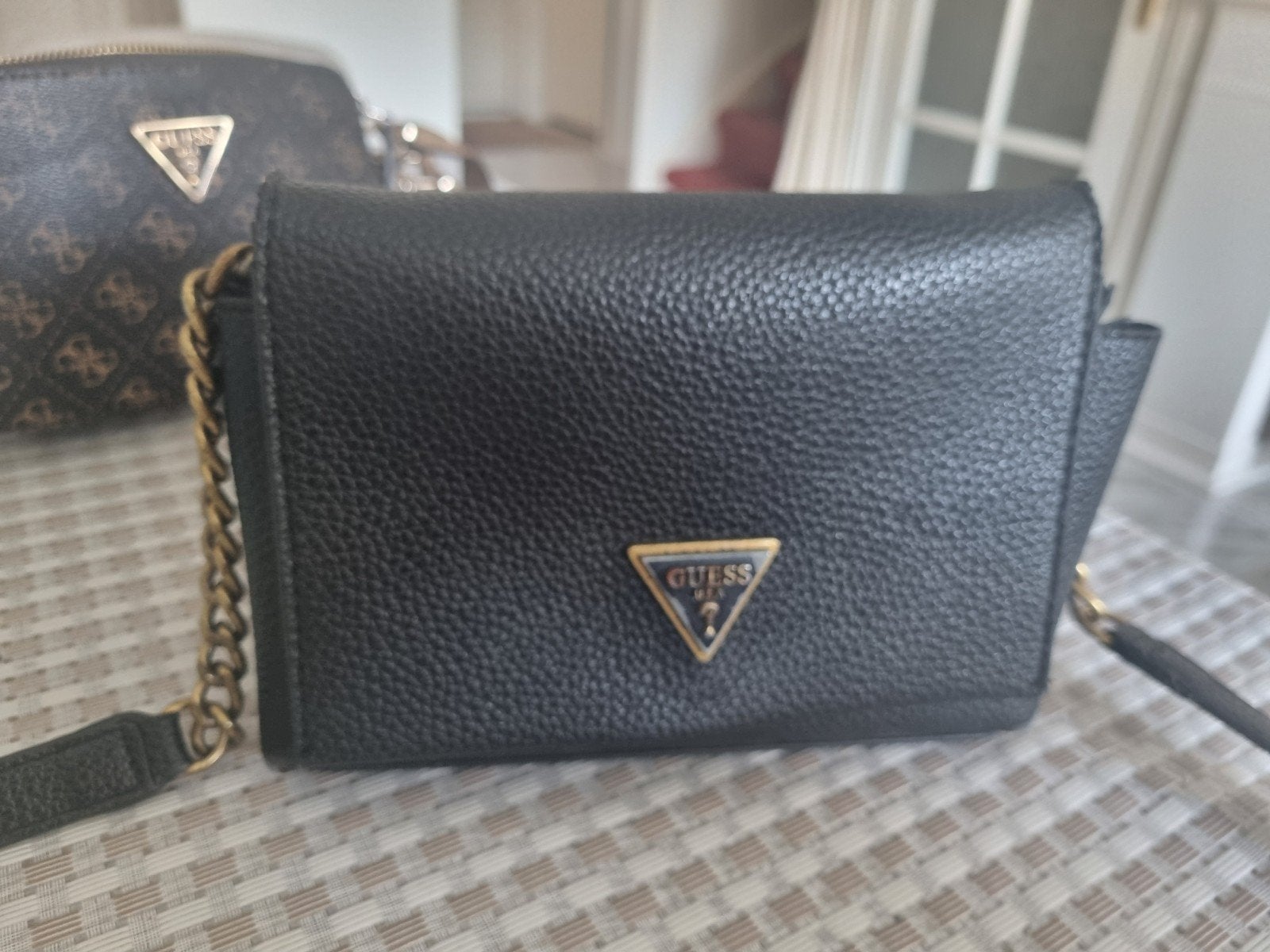 Guess schoudertasje zwart met gouden ketting, Ophalen of Verzenden, Gebruikt, Zwart, Schoudertasje