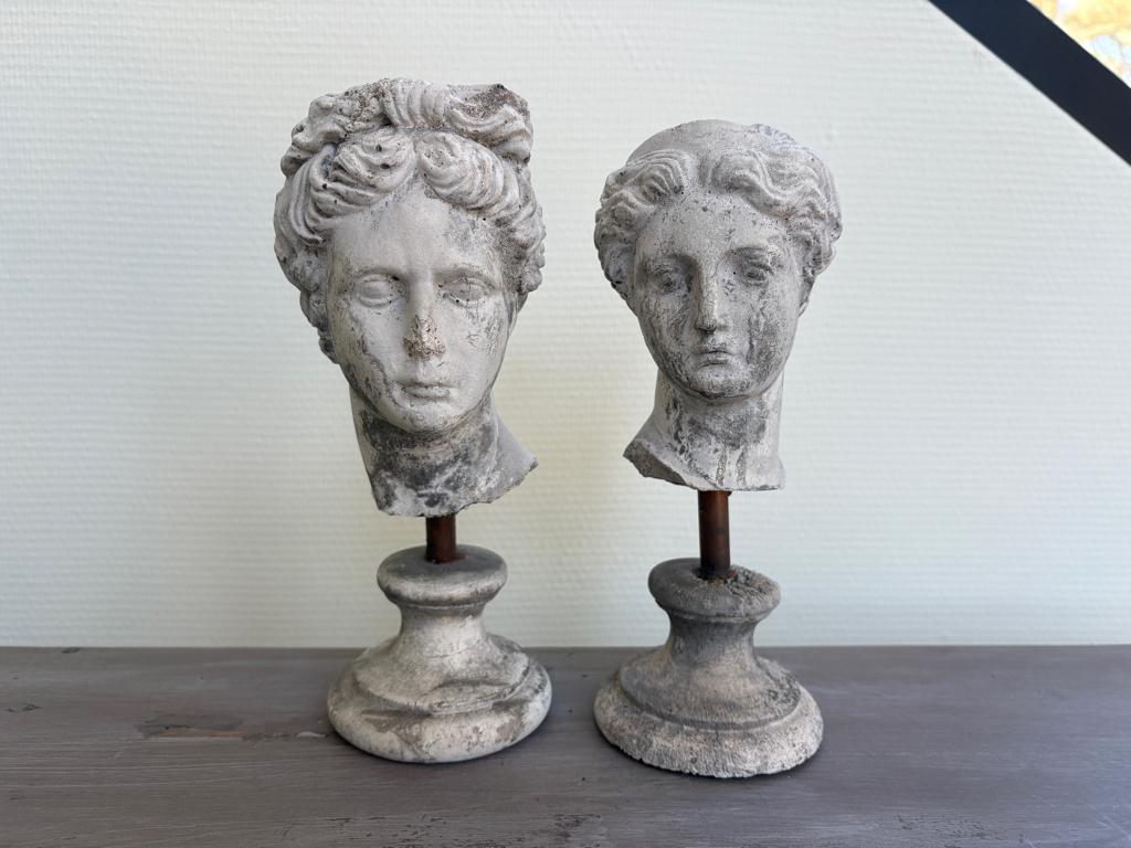 Betonnen Kopjes Vrouw Man op metalen standaard, Tuin en Terras, Tuinbeelden, Ophalen of Verzenden, Zo goed als nieuw, Beton, Mensenbeeld