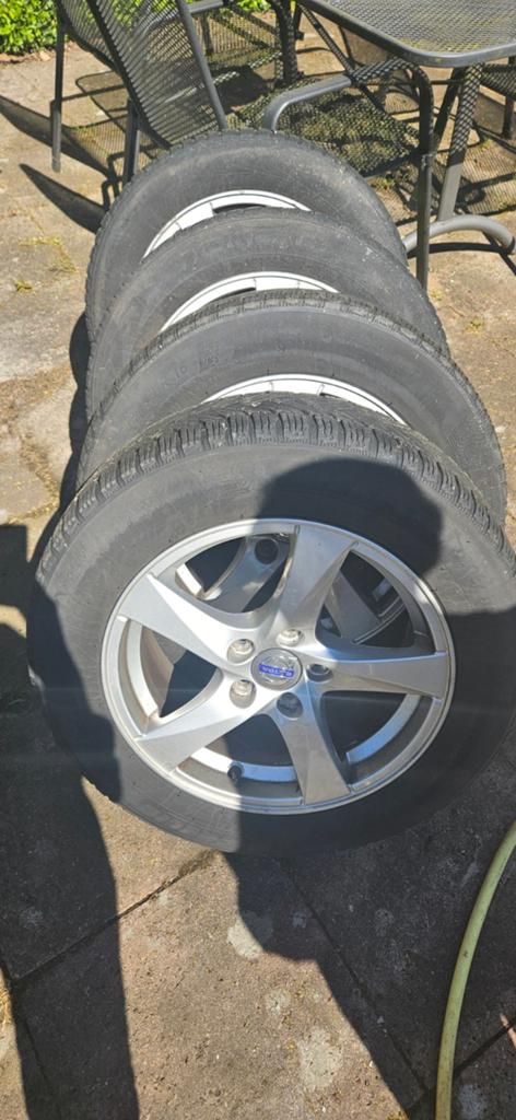 Volvo Velgen met Michelin (2) & Nokian (2) winter-banden, Auto-onderdelen, Banden en Velgen, Ophalen, Gebruikt, Banden en Velgen