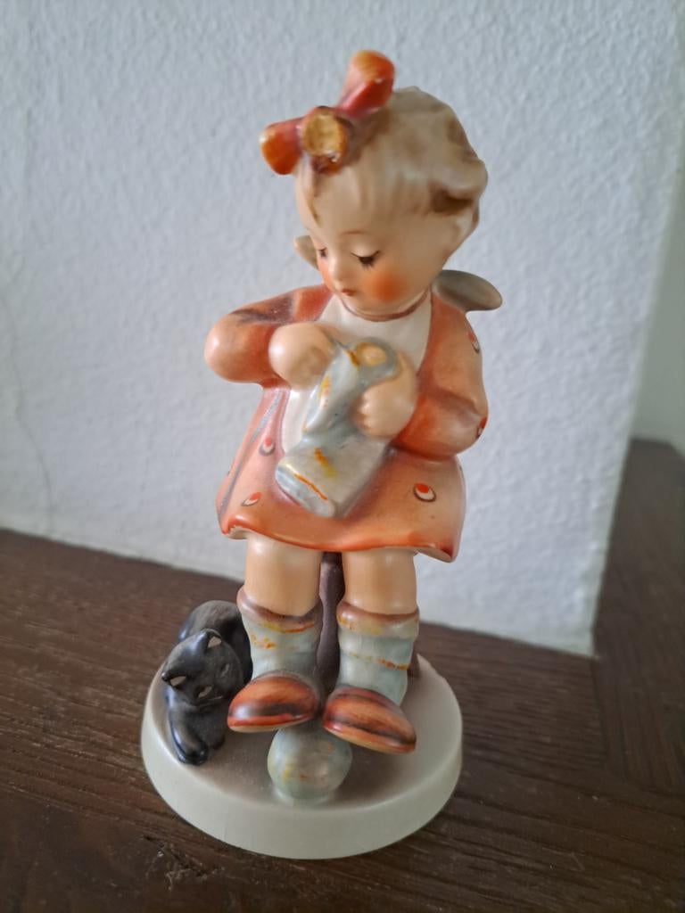 Hummel, meisje zittend met poes, Ophalen, Zo goed als nieuw, Hummel
