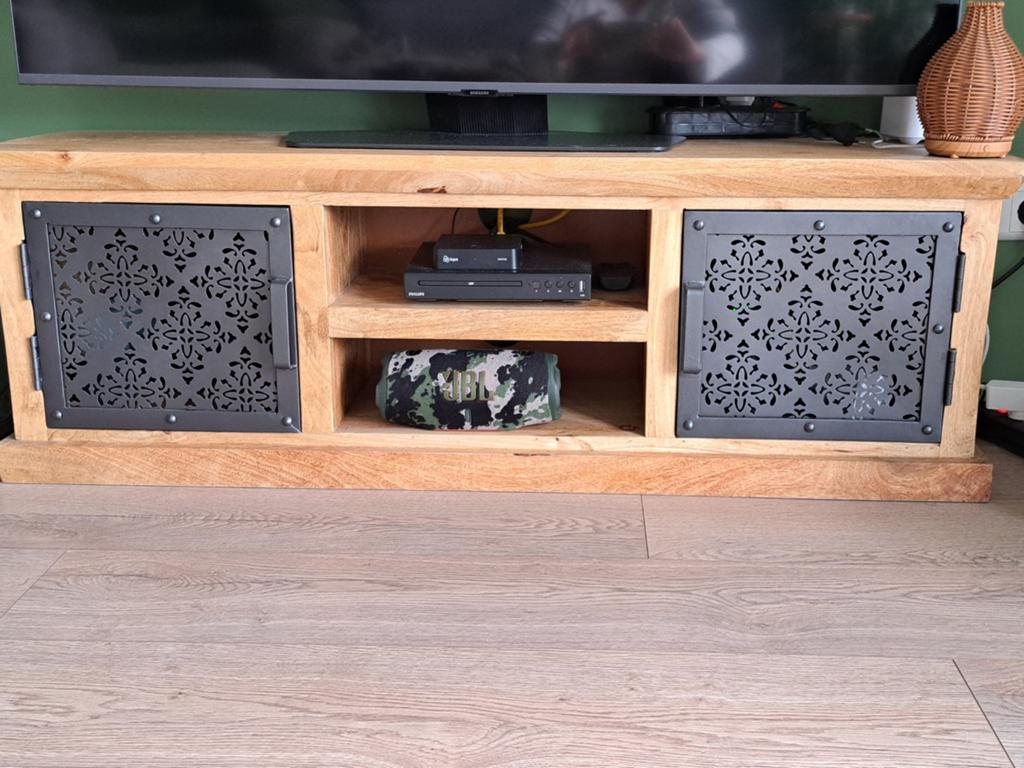 TV-meubel van mangohout met metalen deuren, Huis en Inrichting, Kasten | Televisiemeubels, Gebruikt, Minder dan 100 cm, 100 tot 150 cm