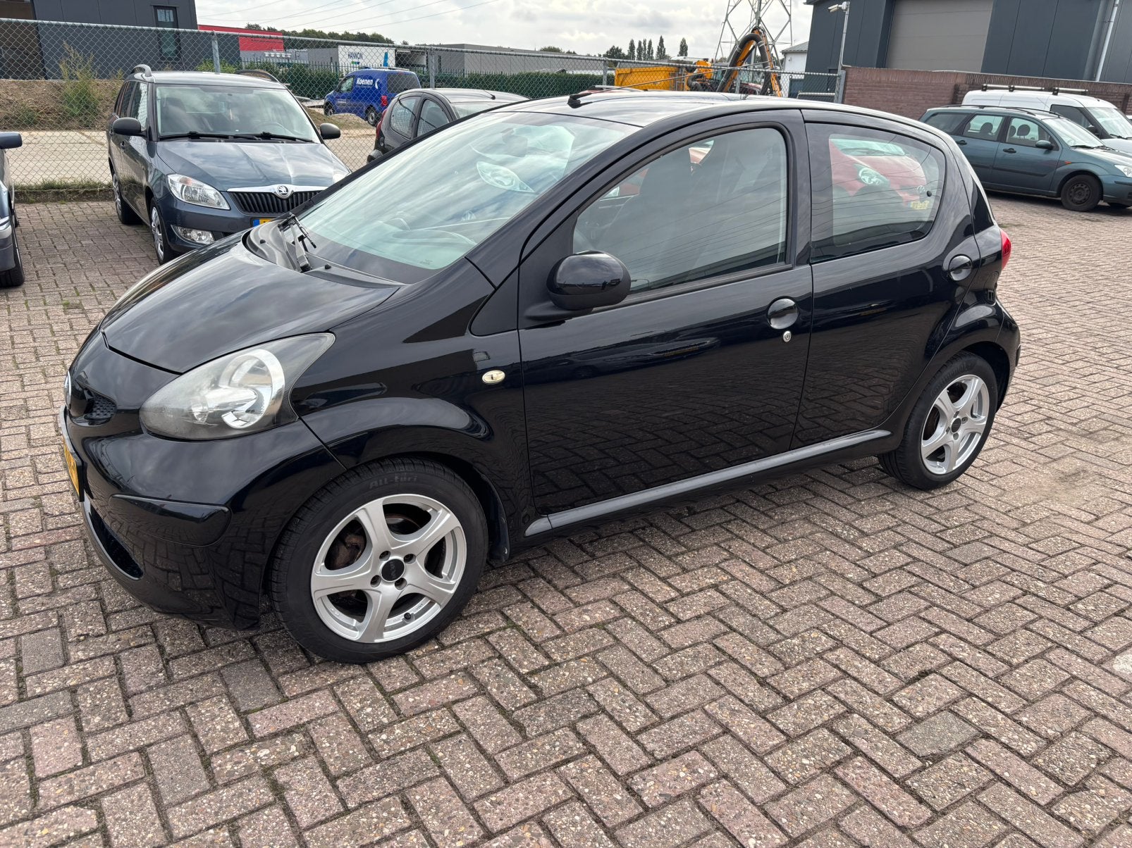Toyota Aygo 1.0 12V Vvt-i 5DRS 2008 Zwart, Auto's, Voorwielaandrijving, Stof, 4 cilinders, 4 stoelen