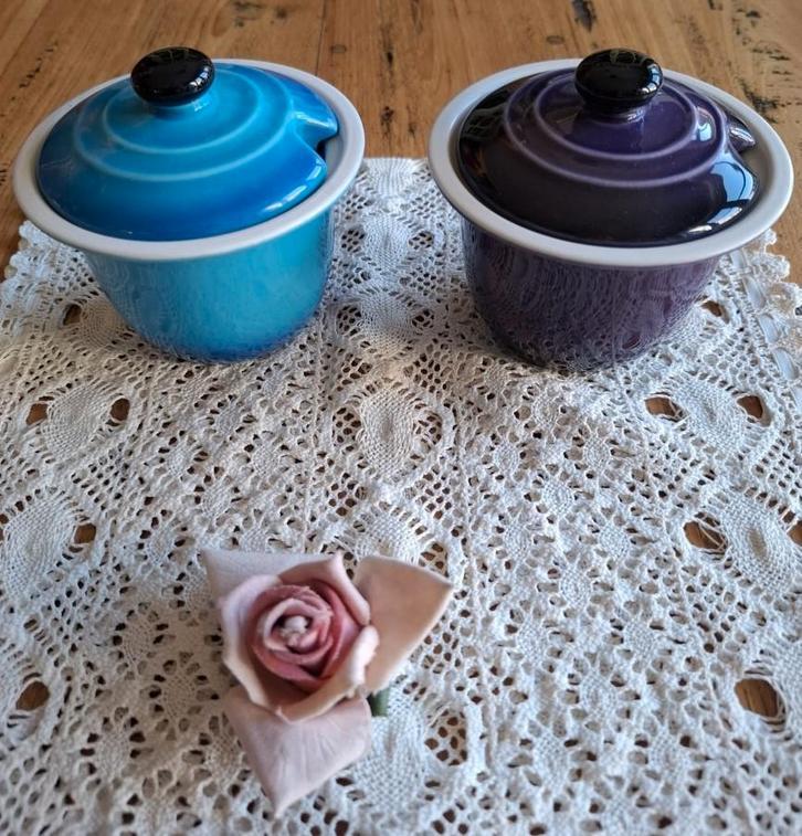 2 Steengoed suiker / jam potjes, blauw en donker paars, Gebruikt, -, Keramiek, -