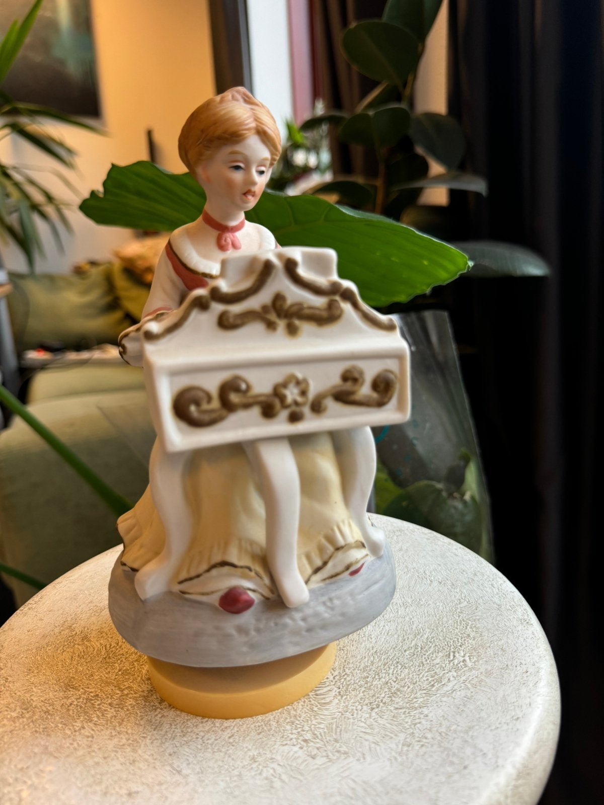 Vintage porseleinen muziekdoos: dame aan de piano, Verzenden