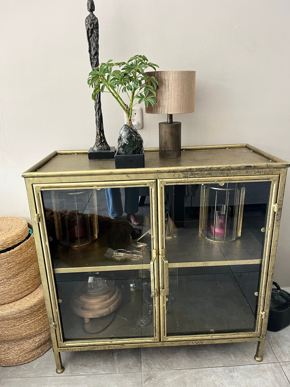 Gouden vitrinekast met glazen deuren, Ophalen, 50 tot 100 cm, Metaal, 25 tot 50 cm