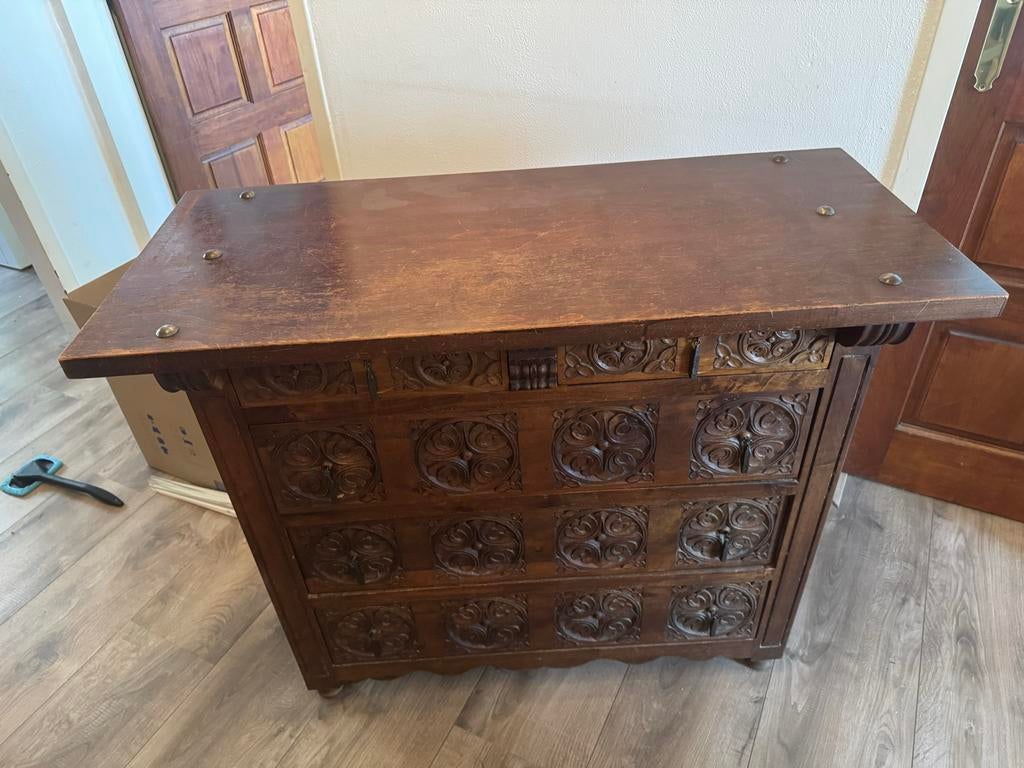 Uniek Spaans dressoir met prachtig houtsnijwerk, Antiek en Kunst, Ophalen