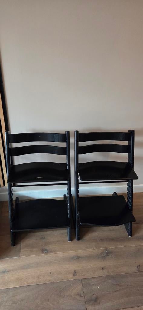 Twee zwarte Stokke Tripp Trapp meegroeistoelen (kinderstoel), Ophalen, Gebruikt, Meegroeistoel