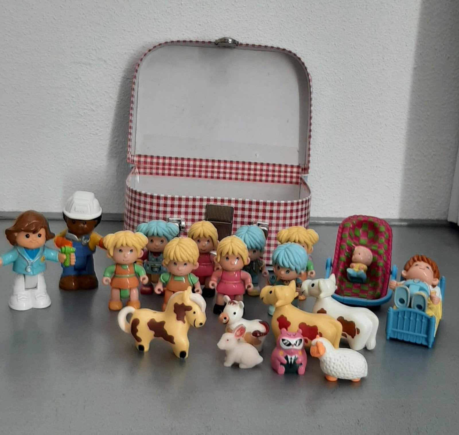 Koffertje met 9 poppetjes, baby, dokter, timmerman en dier, Ophalen of Verzenden, Gebruikt, Overige typen