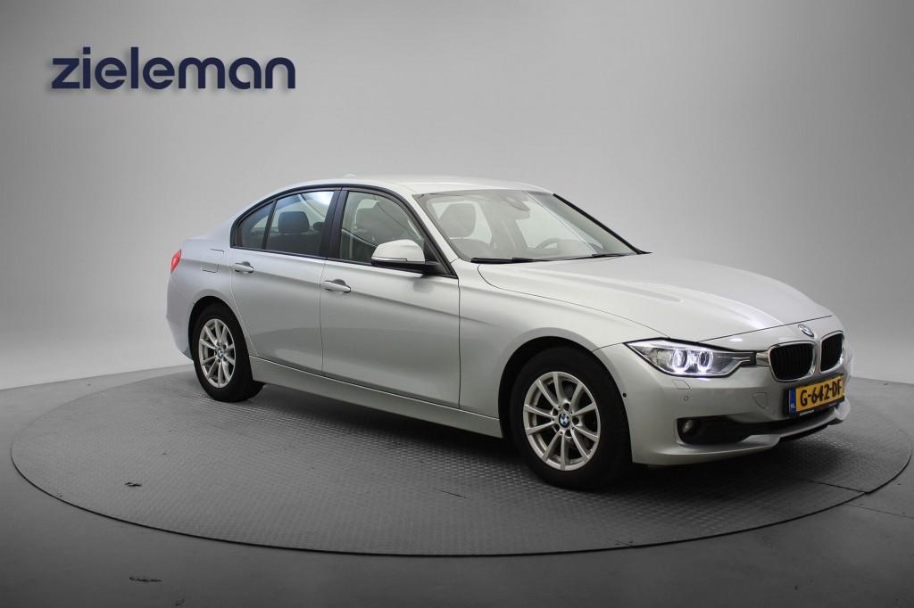 Bmw 3-SERIE 318D High Executive Automaat - Navi, Camera, Lee, Auto's, BMW, Automaat, Euro 5, 136 pk, Huisgarantie
