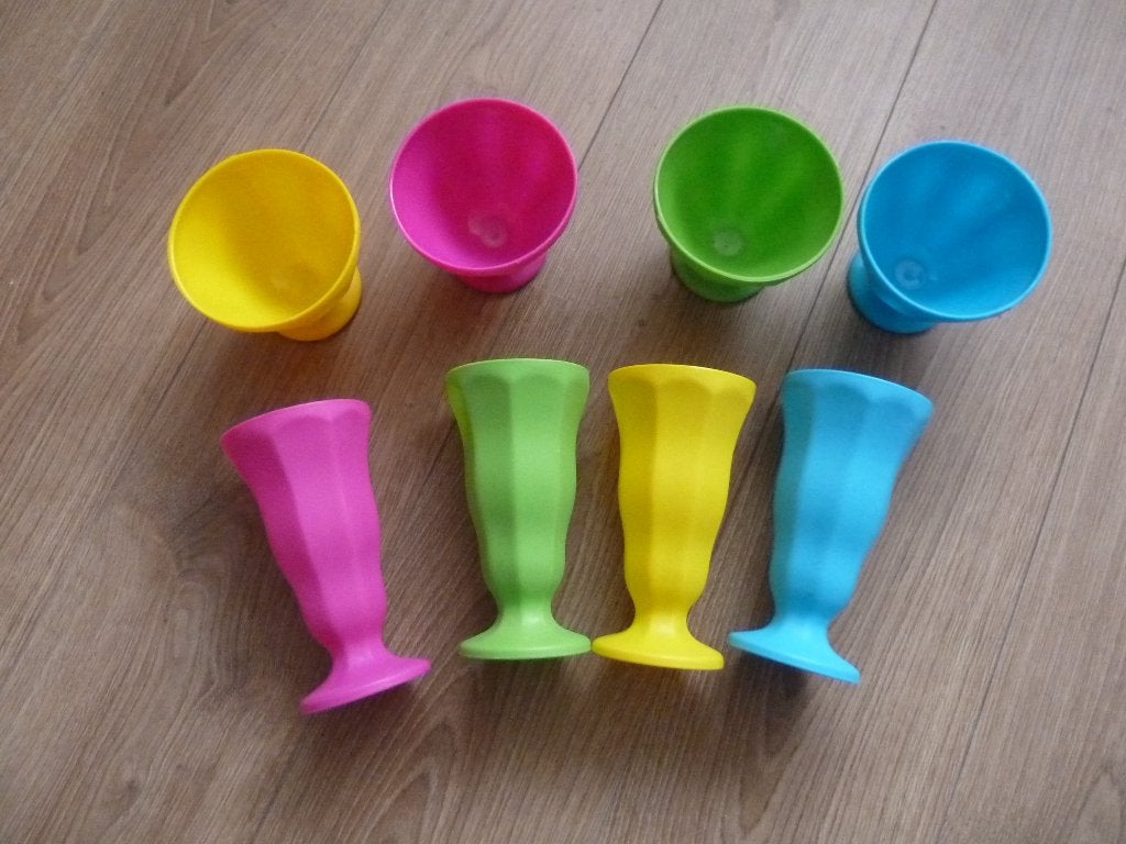 8 plastic ijsbekers, Ophalen, Gebruikt