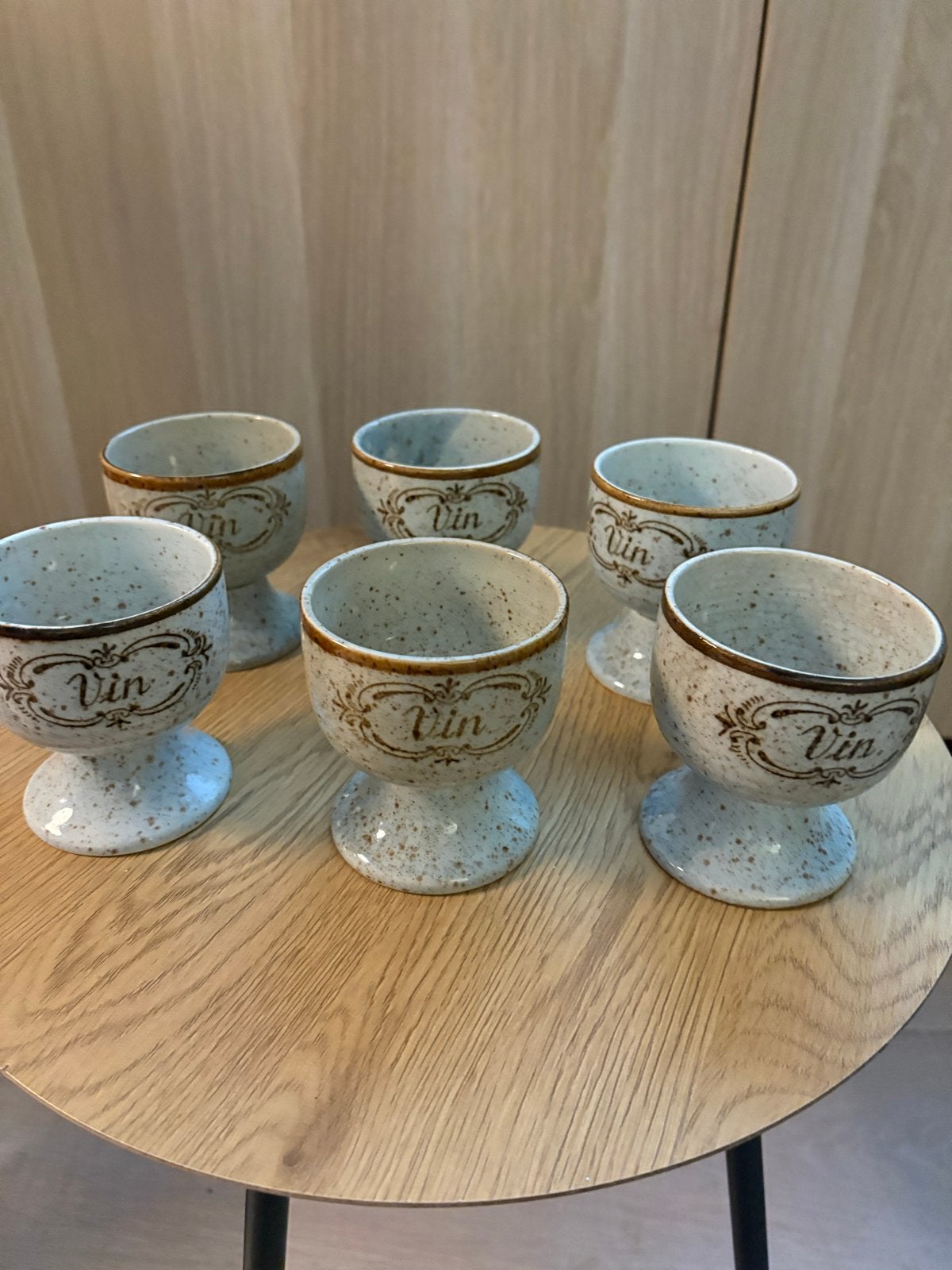 Set van 6 Franse rustieke wijnbekers 'Vin' van gespikkeld aa, Antiek en Kunst, Ophalen of Verzenden