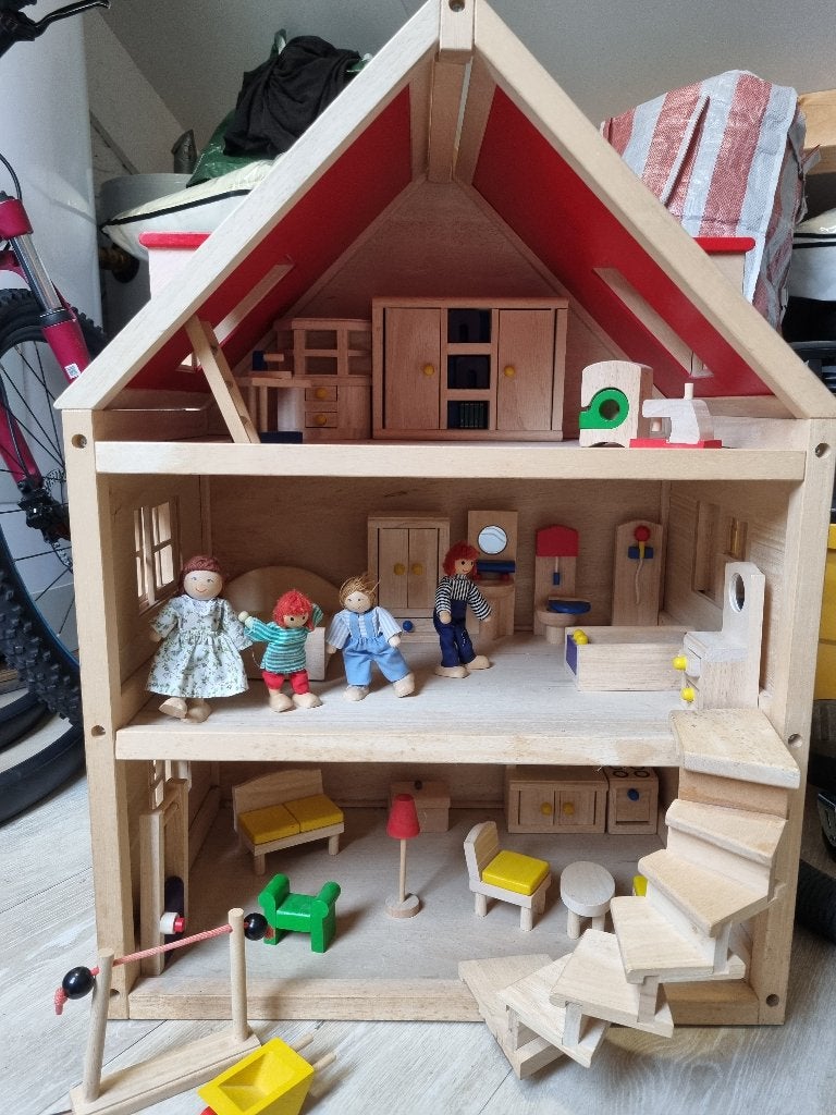 Houten poppenhuis met meubels en poppen, Kinderen en Baby's, Ophalen, Gebruikt, Poppenhuis