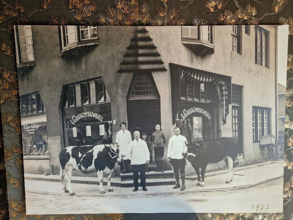 Vintage Foto op plexikader " De Vleeschhouwerij ", Antiek en Kunst, Ophalen of Verzenden