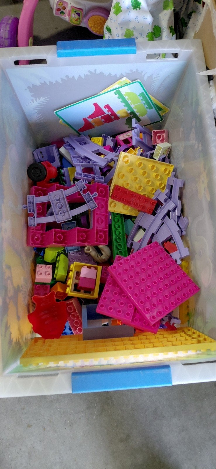 Grote bak Duplo met Hello Kitty onderdelen, Gebruikt, Ophalen of Verzenden, Duplo, Losse stenen