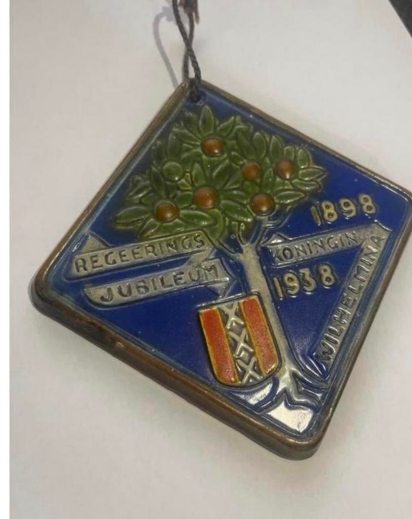 Cloisonné tegel 40-jarig regeringsjubileum Koningin Wilhelmi, Antiek en Kunst, Antiek | Wandborden en Tegels, Ophalen of Verzenden