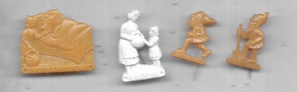 4 SPROOKJES SPELDEN KUNSTSTOF, Ophalen of Verzenden, Gebruikt, Overige onderwerpen, Speldje of Pin