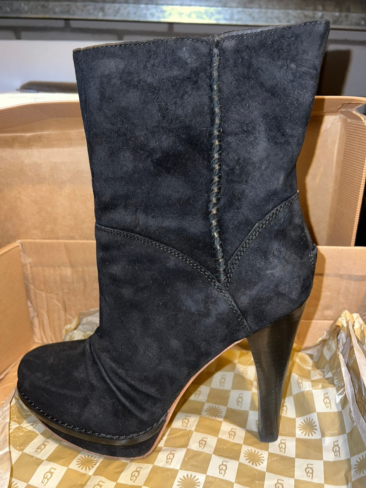 Ugg half hoge plateau zolen laarzen, 40, zw suède, ZGAN, Kleding | Dames, Schoenen, Ophalen, Zo goed als nieuw, Zwart