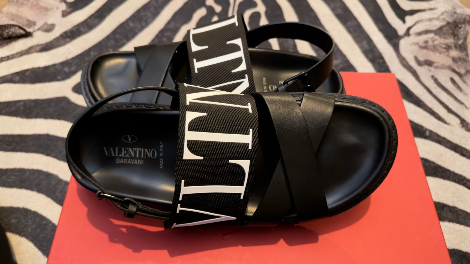 Valentino Garavani VLTN Sandalen Zwart heren mt 41, Ophalen of Verzenden, Nieuw, Zwart, Sandalen of Muiltjes