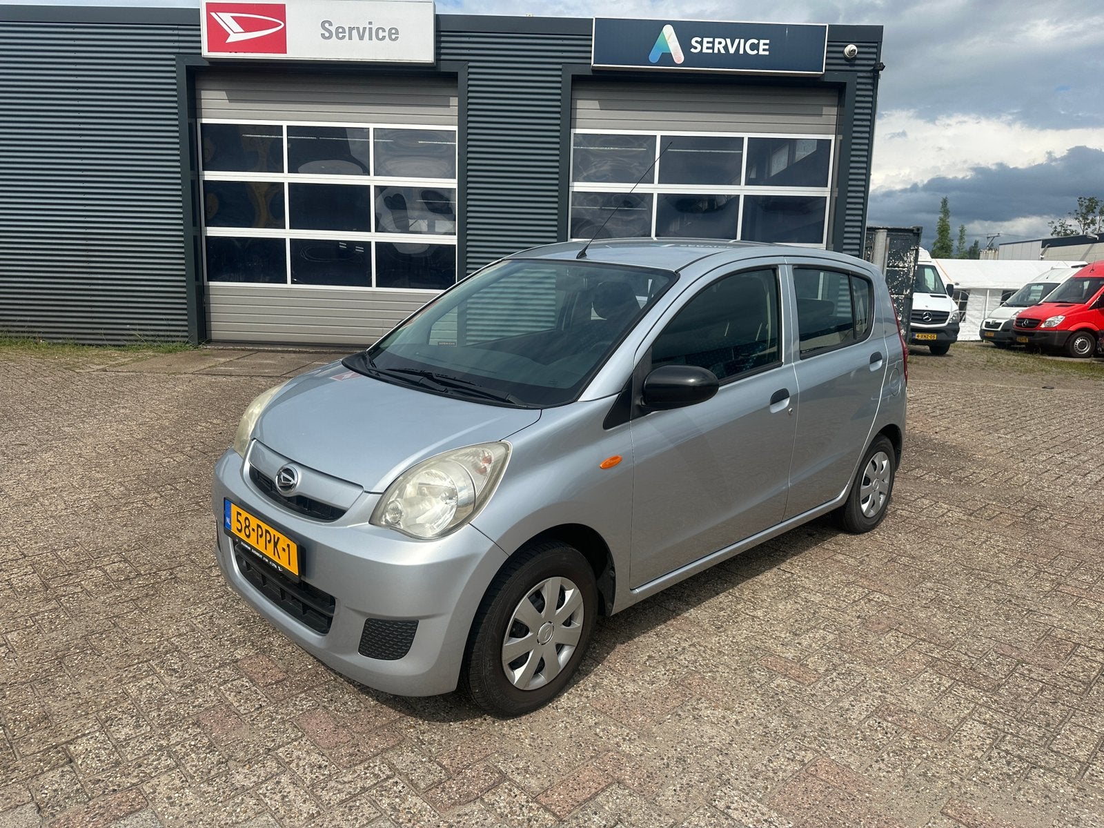 Daihatsu Cuore 1.0 5D 2011 Grijs Airco, Voorwielaandrijving, Stof, 600 kg, 18 €/maand