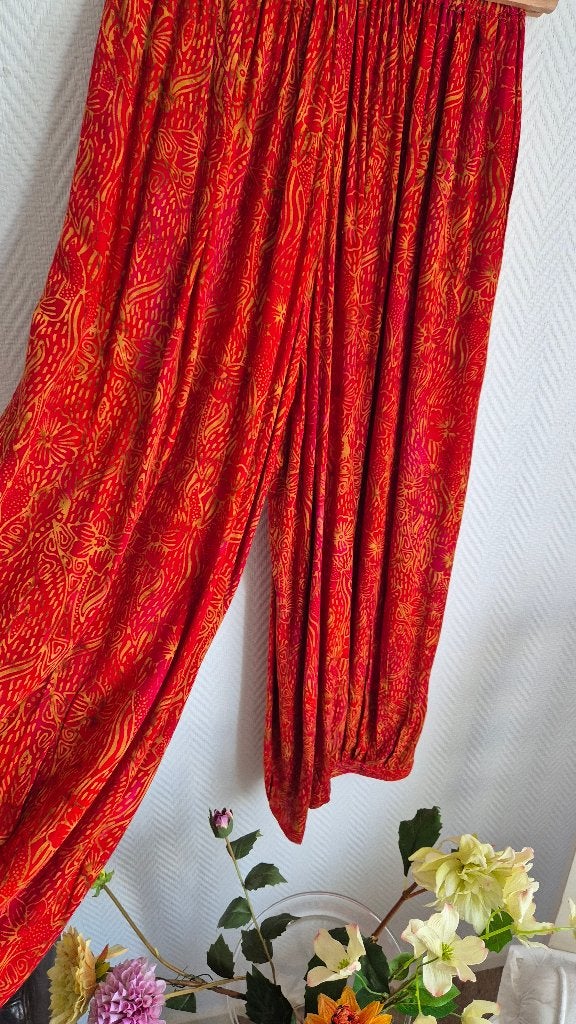 Normal Crazy | wijde rode batik broek | One Size Slim, Maat 42/44 (L), Ophalen of Verzenden, Zo goed als nieuw, Normal Crazy