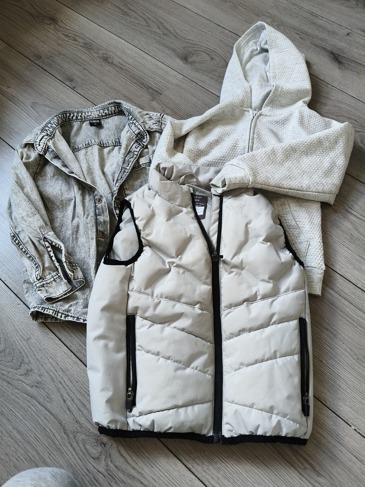 Stoere set jongenskleding spijkerblouse, hoodie & bodywarmer, Kinderen en Baby's, Kinderkleding | Maat 110, Ophalen, Zo goed als nieuw