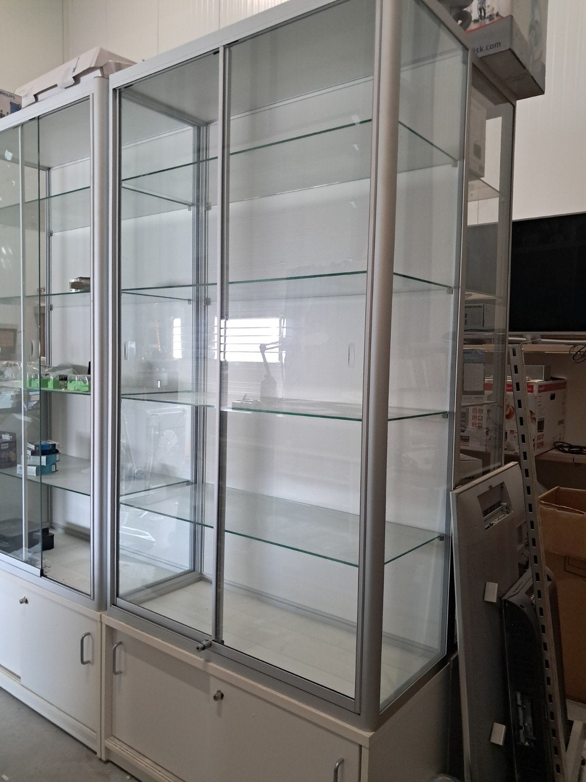 Glazen Vitrinekast met Schuifdeuren en Opbergruimte, Huis en Inrichting, Kasten | Vitrinekasten, Ophalen, 200 cm of meer, Glas