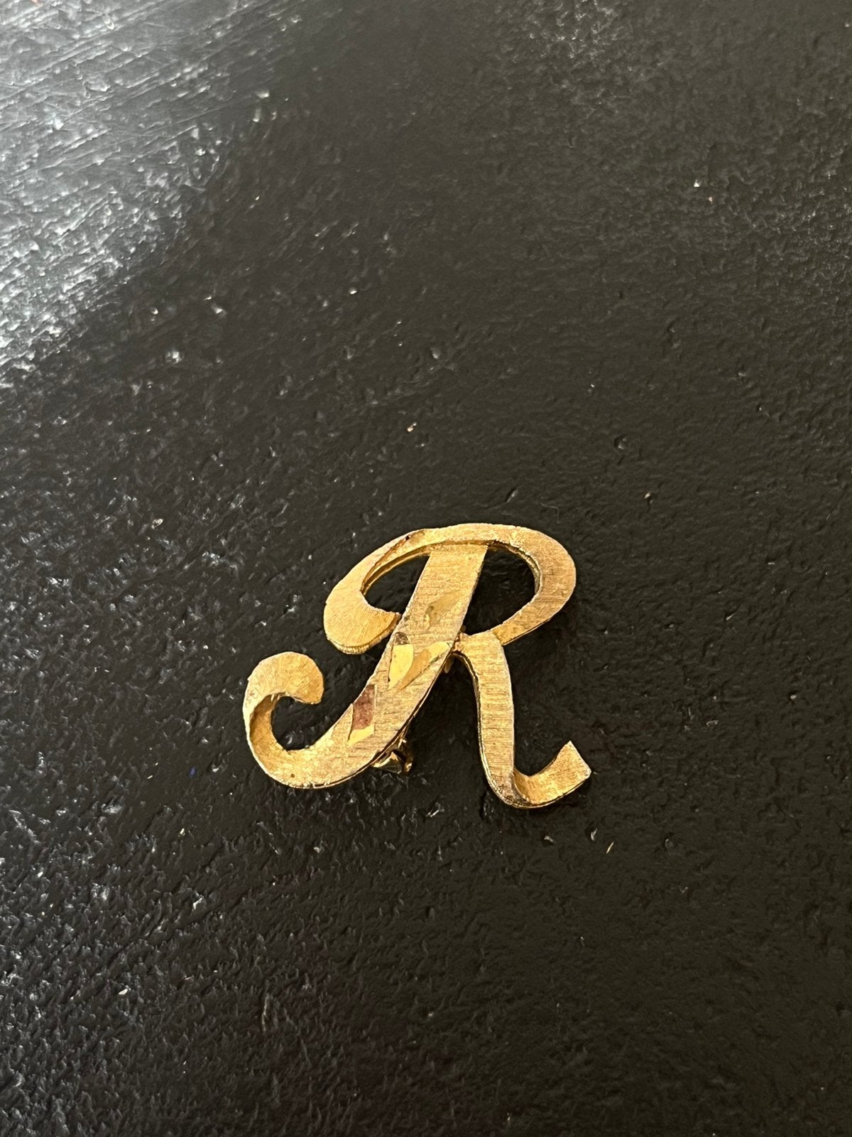 Broche R ( mamselle), Overige materialen, Minder dan 4 cm, Ophalen of Verzenden, Zo goed als nieuw