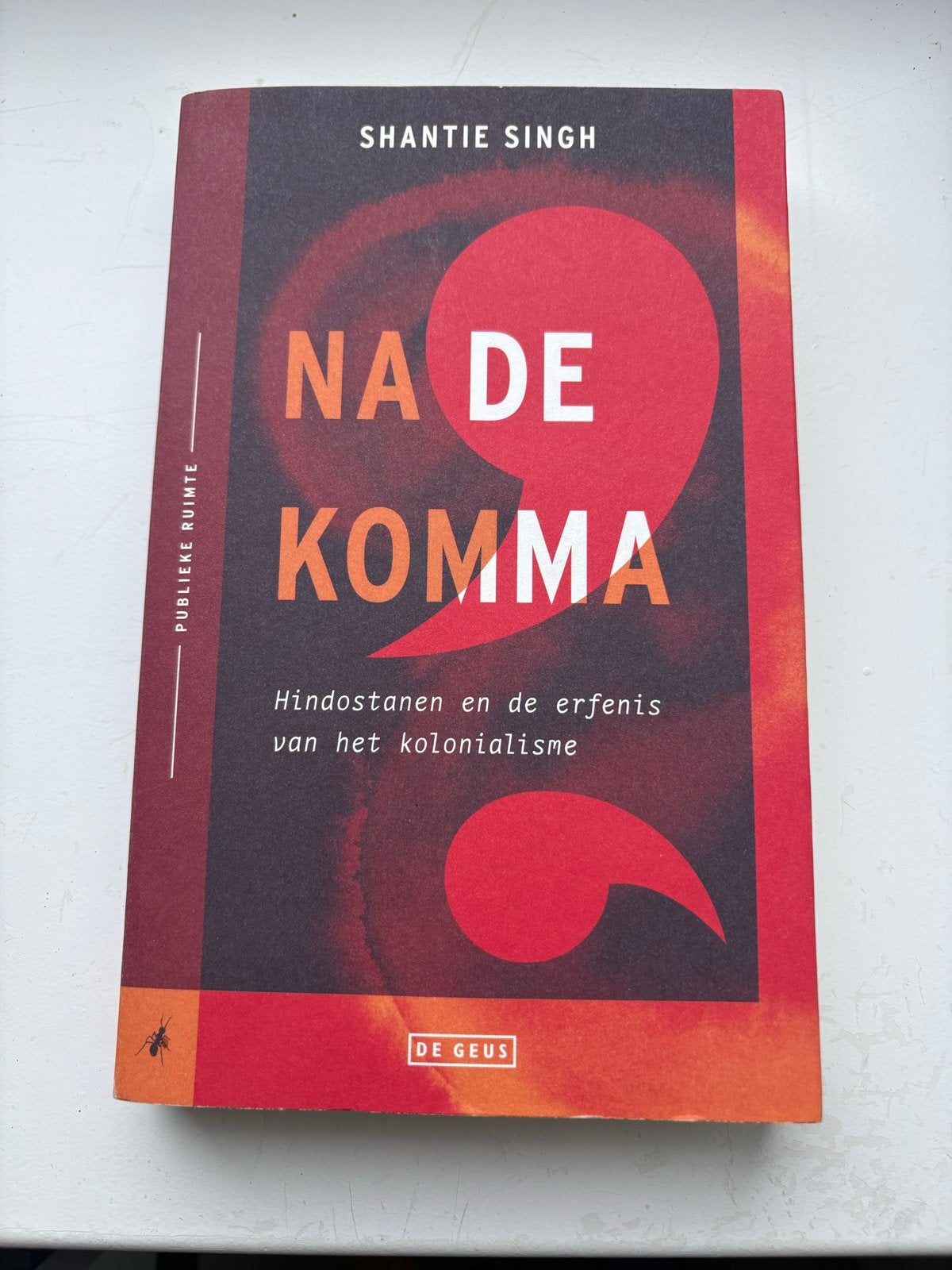 Na de Komma - Hindostanen en kolonialisme - Shantie Singh, Ophalen of Verzenden, Zo goed als nieuw, Nederland