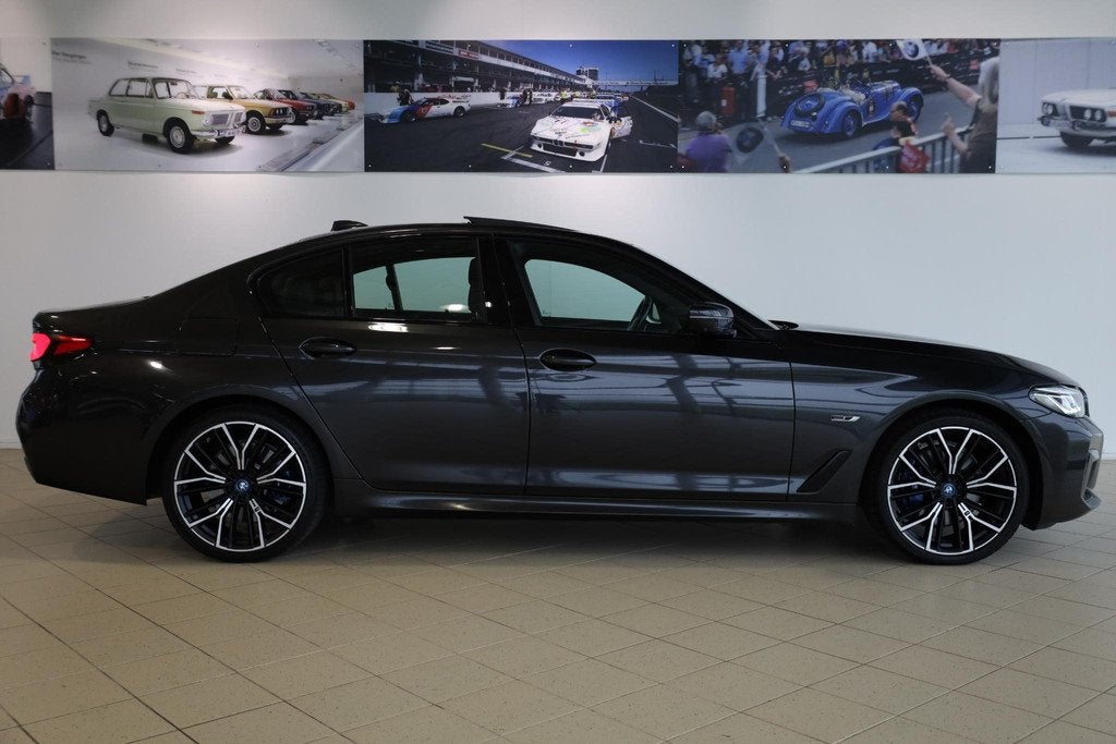 BMW 5 Serie 530e | M Sport | Comfortstoelen | Panorama Dak |, 1998 cc, Gebruikt, 4 cilinders, Met garantie (alle)